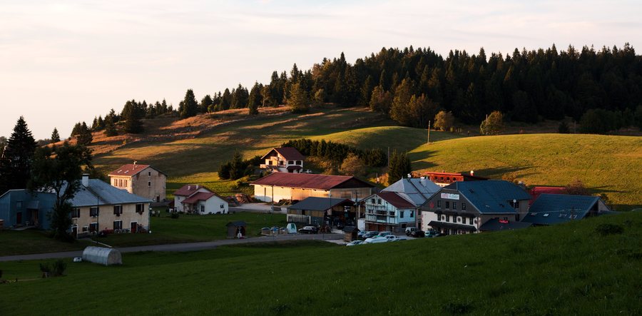 File:Hameau de l'Embossieux - La Pesse.jpg