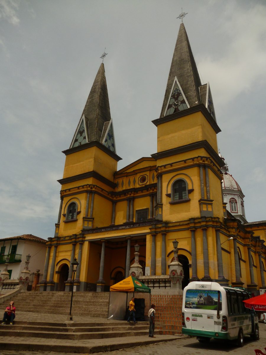 Kirche am Hauptplatz von Santo Domingo in Antioquia