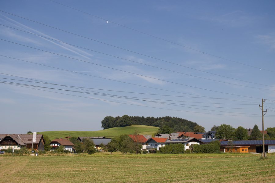 Ansicht des Ortes Muntigl von Osten mit dem Muntigler Hügel