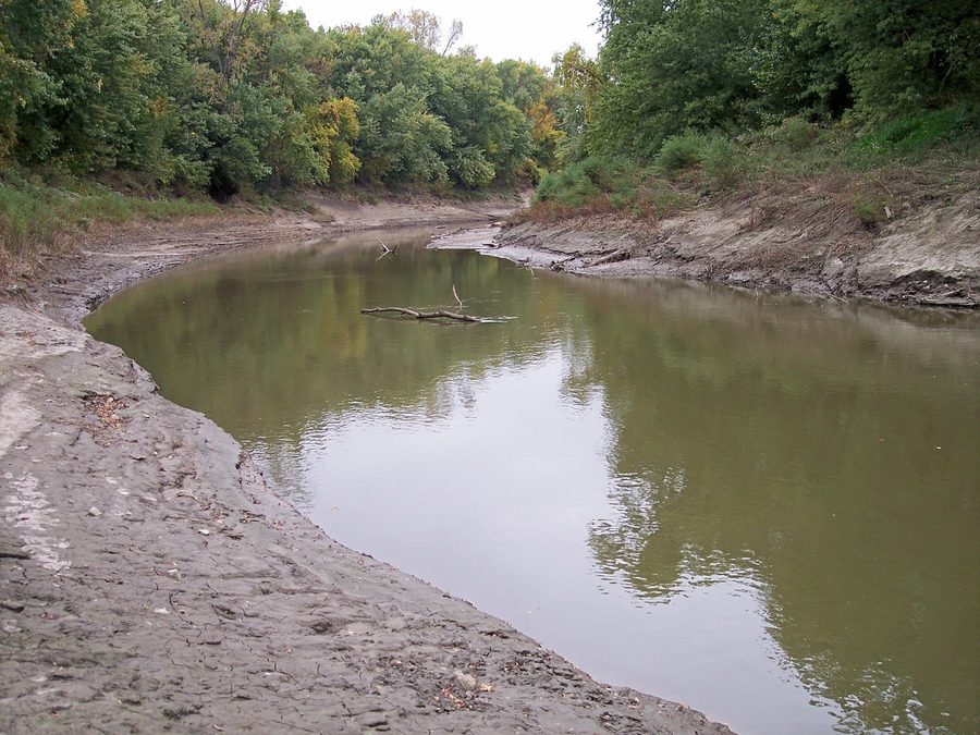 Река Платт с лесистым берегом в зоне охраны Platte Falls Conservation Area недалеко от Platte City