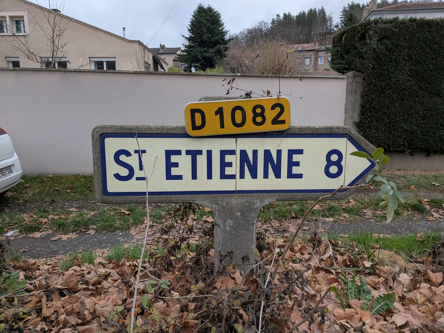 File:La Fouillouse - Ancien panneau direction Saint-Étienne (déc 2025).jpg