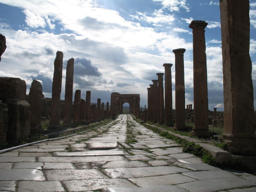 Antike Straße in Timgad mit Blick auf den Trajansbogen