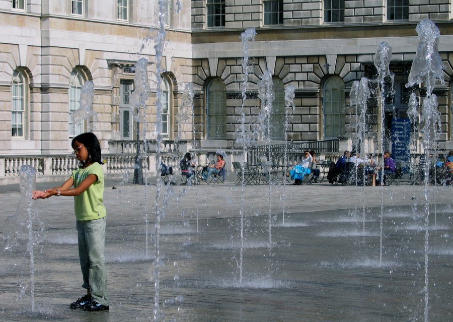 File:2005-07-21 - United Kingdom - England - London - Somerset House - Girl in Fountain - Miscellenaeous 4887470067.jpg