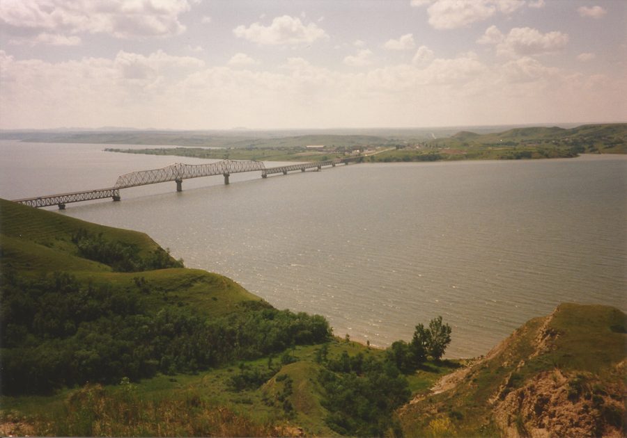 Die alte Four Bears Bridge überspannt den Lake Sakakawea bei New Town in North Dakota.
