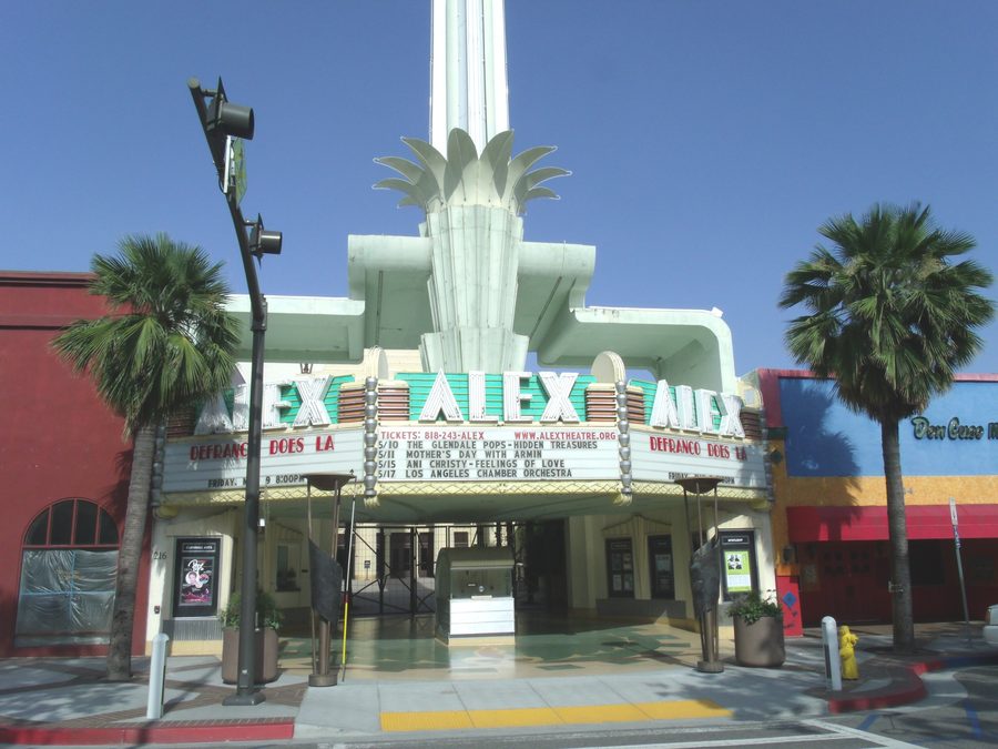 Внешний вид построенного в 1925 году театра Alex Theatre в Глендейле, Калифорния