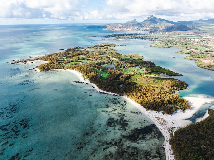 Île aux Cerfs у Маврикия с бирюзовой водой.