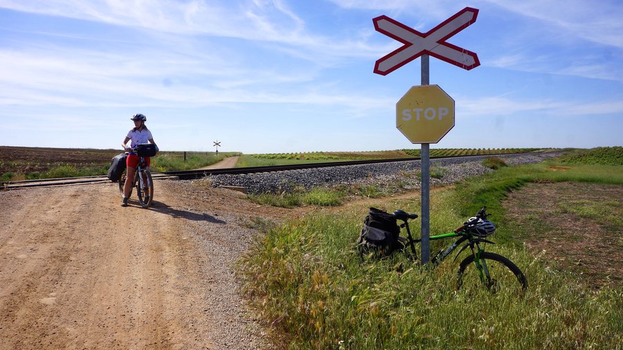 File:Tierras de Badajoz - Paso a nivel.jpg