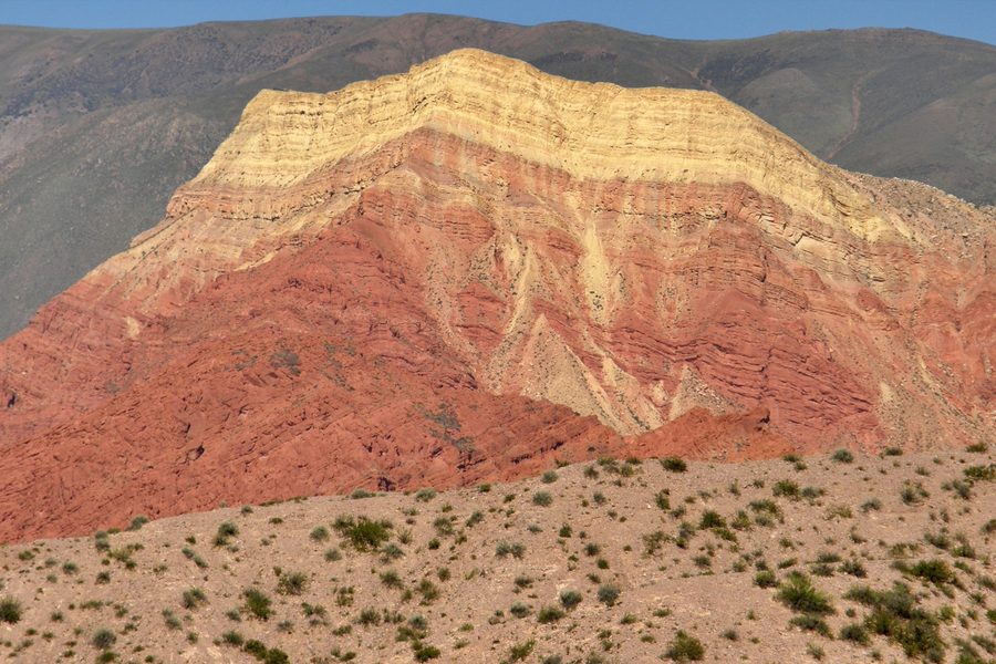 Farbige Berglandschaft der Quebrada de Humahuaca in Jujuy, Argentinien