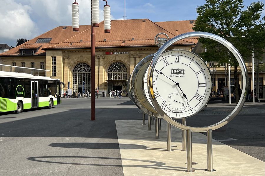 Выразительные часы Tissot на вокзале Ла-Шо-де-Фона