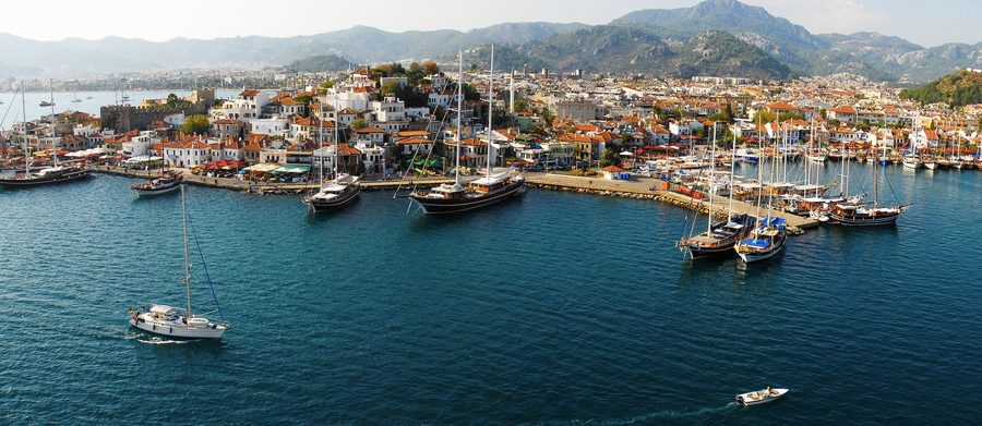 Luftaufnahme des Hafens von Marmaris an der türkischen Mittelmeerküste