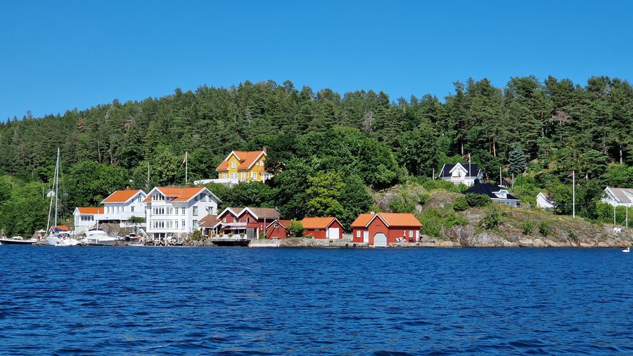Utsikt fra Tverrdalsøya mot Staubø i Arendal