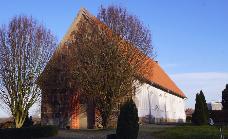 Feldsteinkirche in Böklund mit Natursteinfassade und Mauerwerksportal