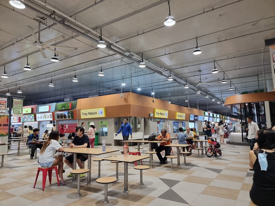 Интерьер Woodleigh Village Hawker Centre с различными точками питания