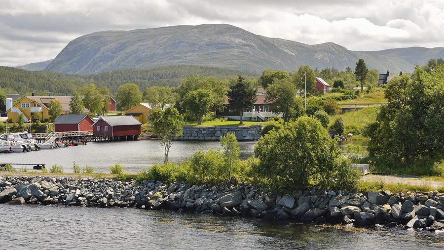 Прибрежный ландшафт в Kjørsvikbugen в Ауре
