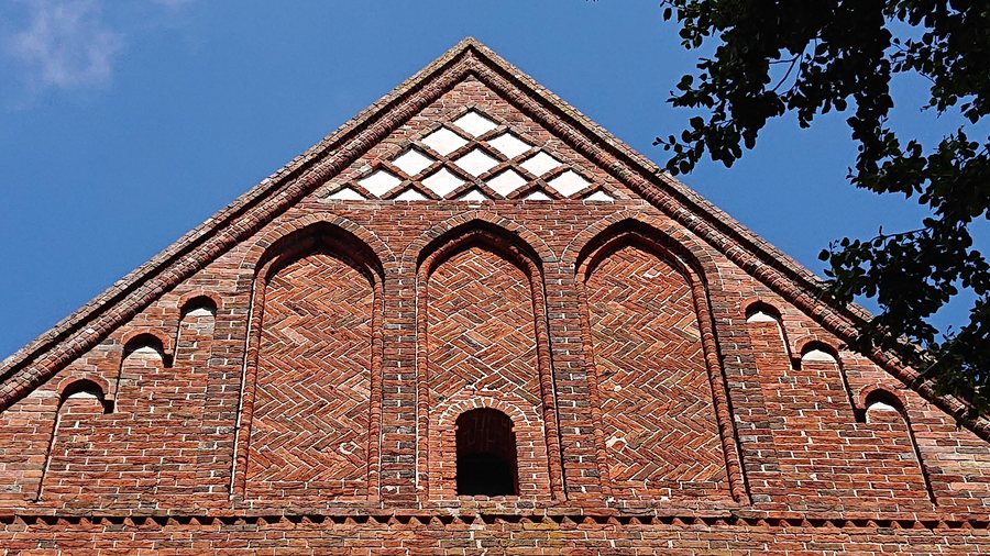 File:Top zuidelijk dwarspand kerk Noordbroek.jpg