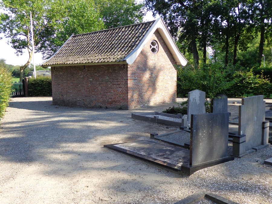 File:Voorthuizen Begraafplaats Diepenbosch Lijkenhuisje.JPG