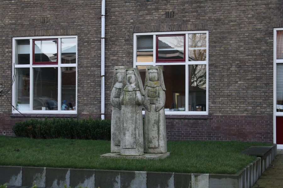 File:Drie nonnetjes, Lutjebroek.JPG