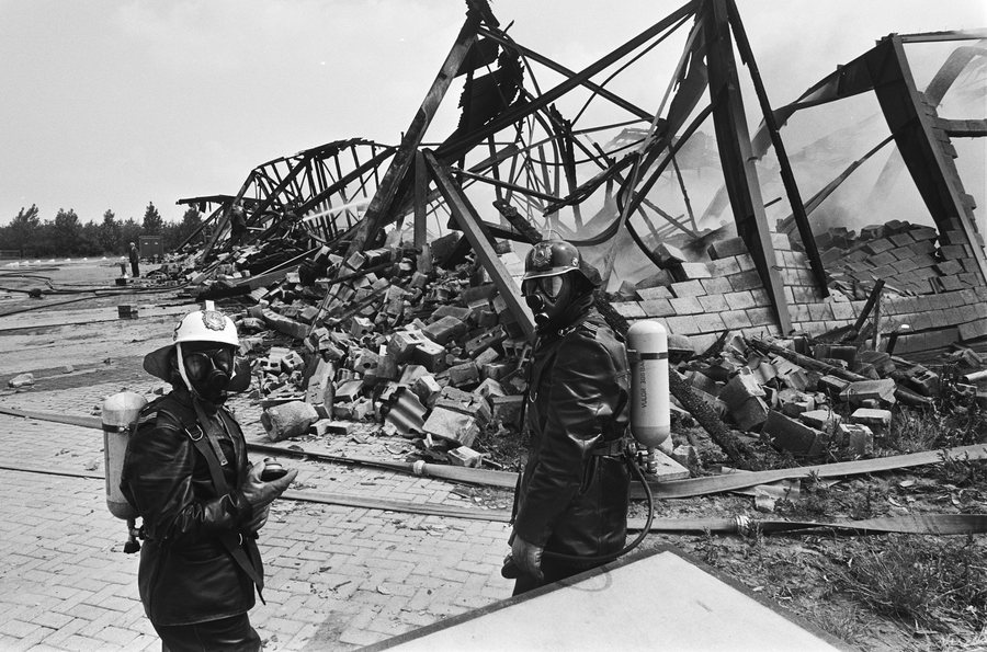 File:Brand op industrieterrein Swifterband (gemeente Dronten) brandweer tijdens nabl, Bestanddeelnr 930-8580.jpg