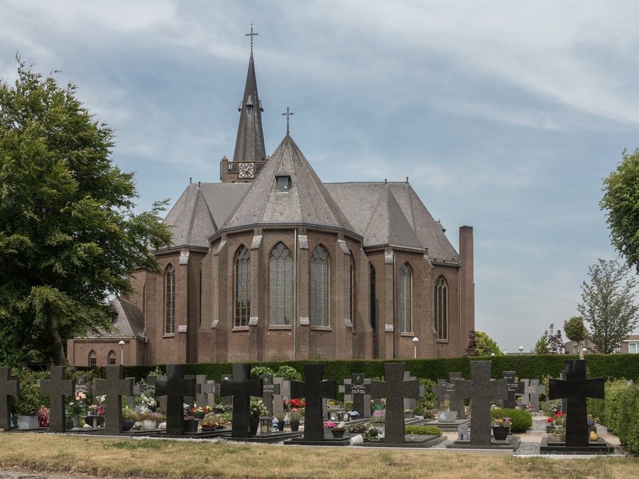 File:Rijsbergen, de Sint Bavokerk 0879WN037 en kerkhof 0879WN038 foto9 2015-06-17 13.16.jpg
