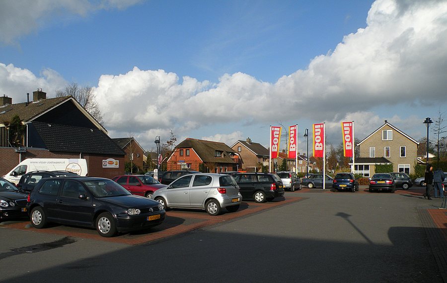 File:Parkeerterrein-Boni-Staphorst-DSCN3962.jpg