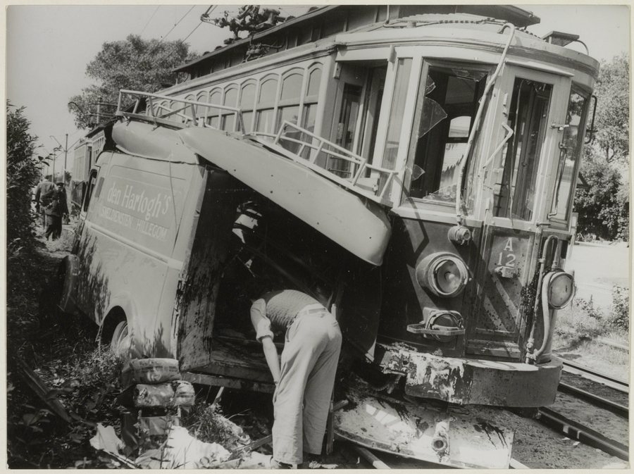 File:De Blauwe Tram na een botsing met een bestelauto op 13 augustus 1952 in Bentveld. NL-HlmNHA 54004211.JPG