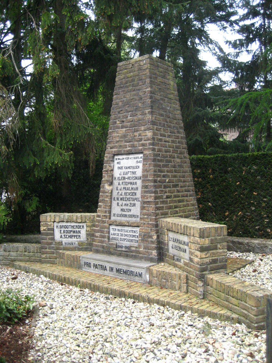 File:2 1742-60 Oorlogsmonument Molenbelterweg Holten Zijaanzicht.jpg