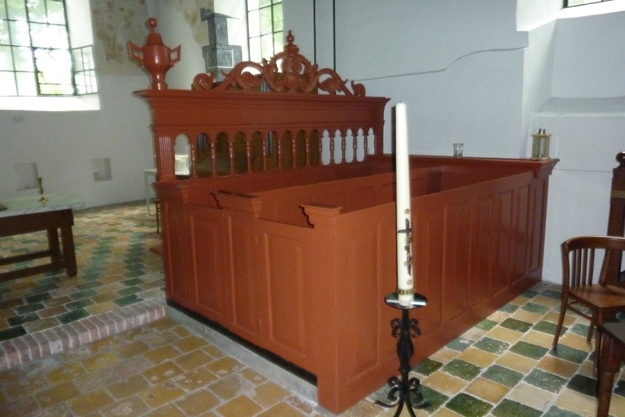 File:Interieur kerk Tinallinge 3.JPG