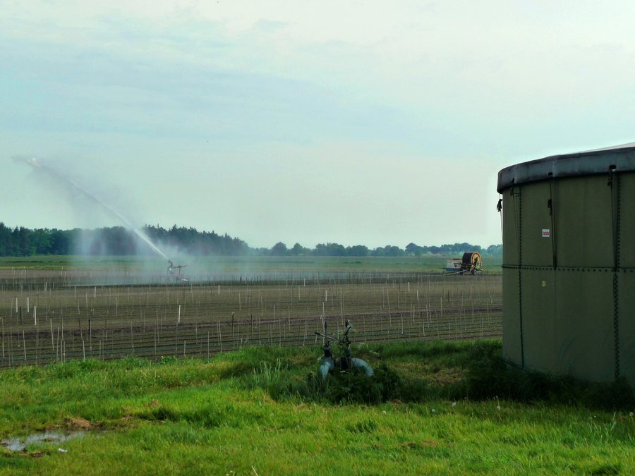 File:A field sprayer in the field between Smildeand Hooghalen; Midden-Drenthe 2012.jpg