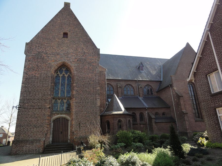 File:Venray Oostrum, Rijksmonument 37228 O.L.V. kerk ingang.JPG