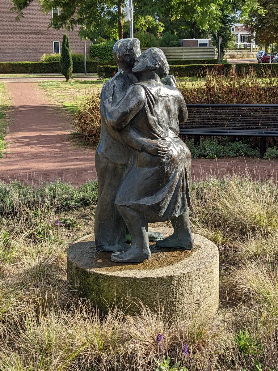 File:Sculptuur 'Levensdans' door Adriaan van Esveld, Wilhelminaplantsoen, Dieren 01.jpg