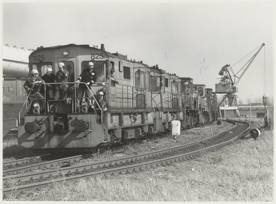 File:Locomotieftrein op het terrein van de Hoogovens in Velsen Noord. NL-HlmNHA 54015669.JPG