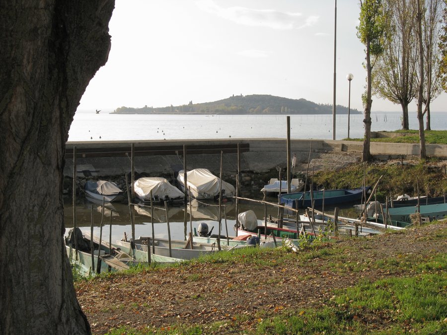 File:San Feliciano haven en Isola Polvese.JPG