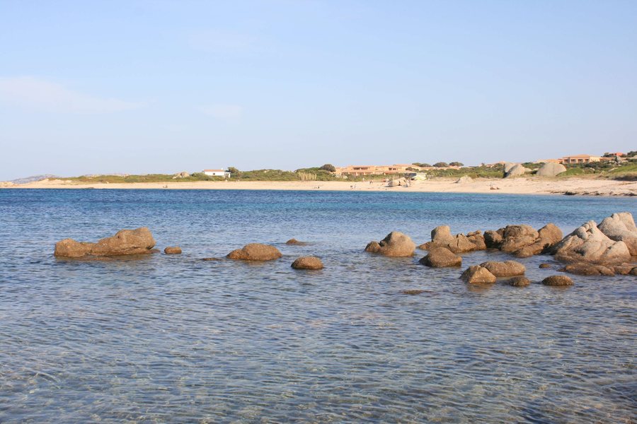 File:Spiaggia della Licciola presso Valle dell'Erica - panoramio.jpg