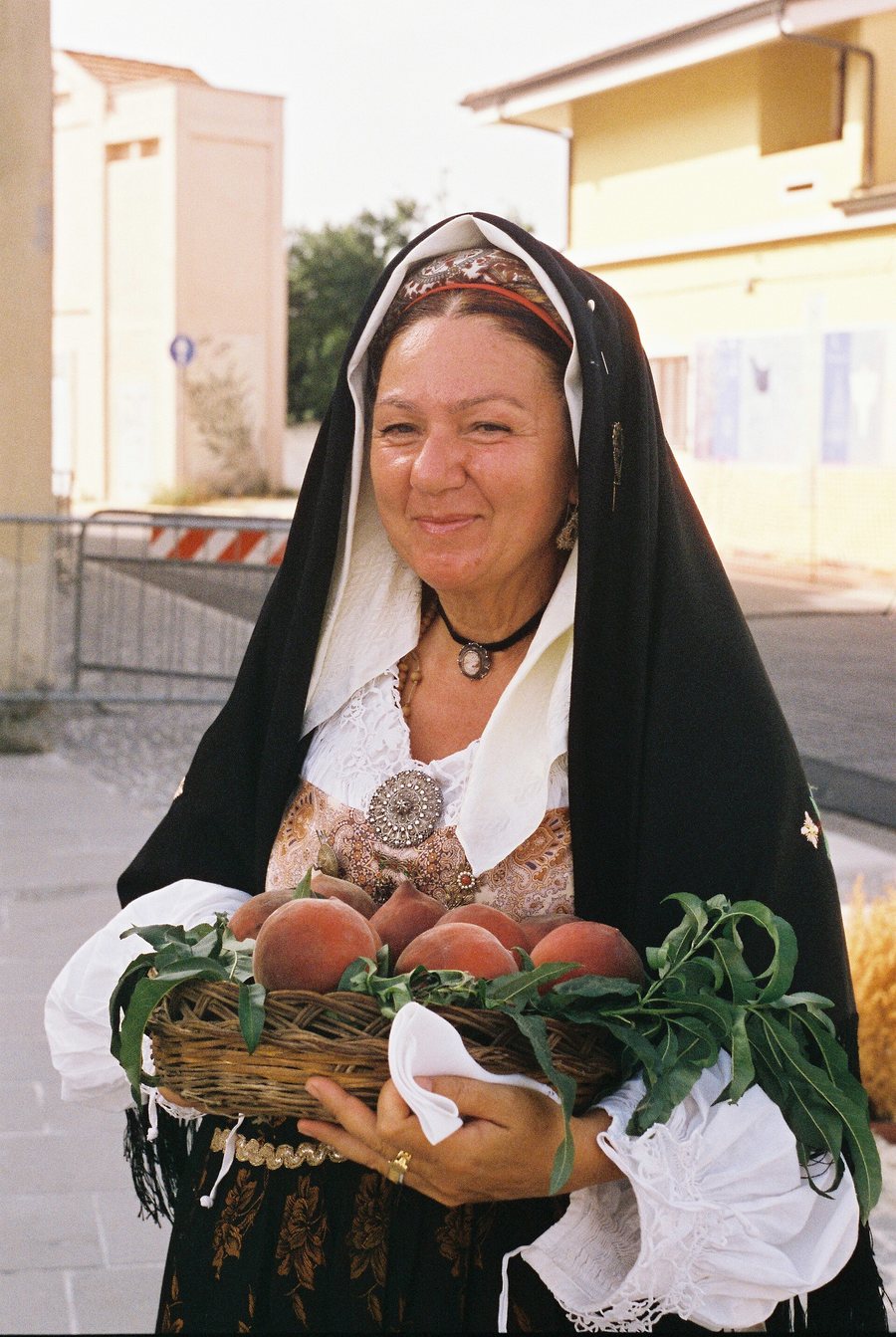 File:Festival of Peaches, San Sperate.jpg