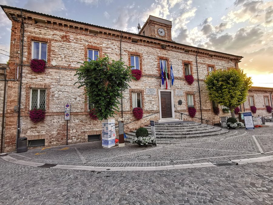 File:Numana, Marche, Italy.jpg