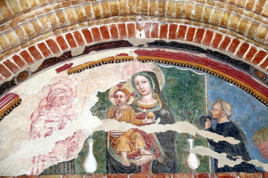 File:Spedale Santa Maria del Buon Gesù (Fabriano), madonna con santo e donatore del maestro di staffolo 01.jpg