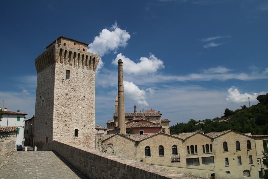 File:Fermignano, Il complesso monumentale Torre medievale e Ponte romano 07.jpg