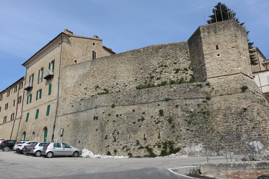 File:Mura di Apiro 01.jpg