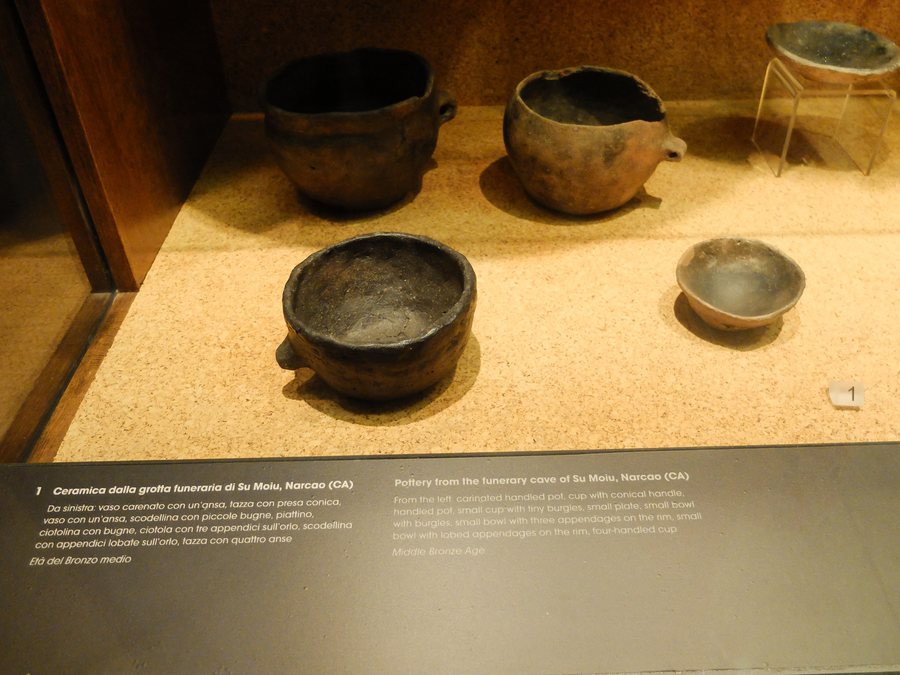 File:Ceramica dalla grotta funeraria di Su Moiu,Narcao (Ca).jpg
