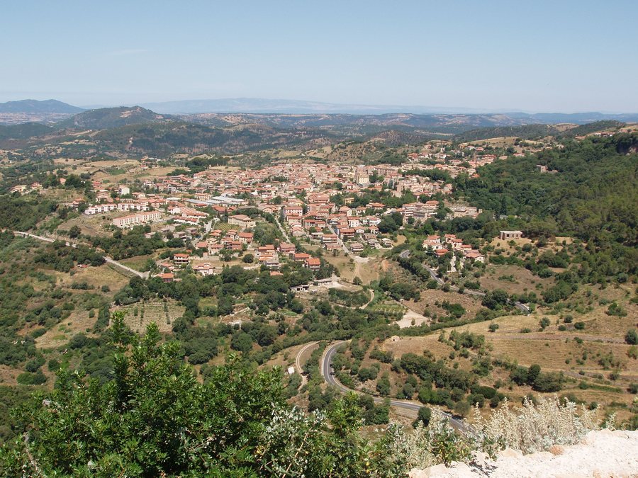 File:Panorama di Laconi.JPG