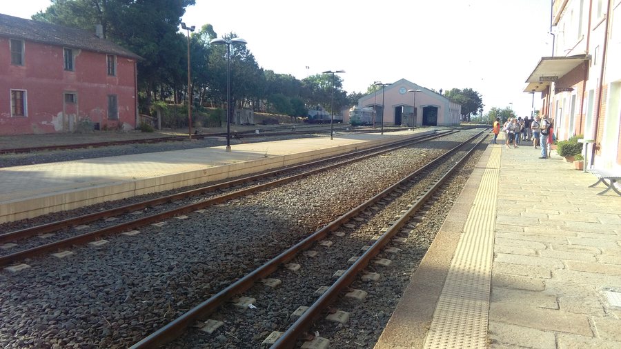 File:Stazione di Mandas Binari giugno 2017.jpg
