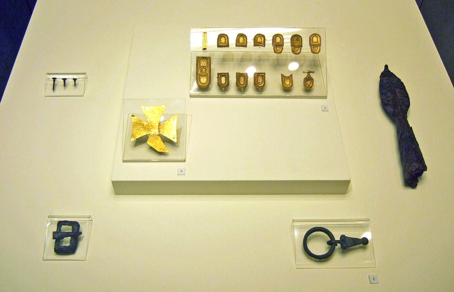 File:Lombard grave goods from Nocera Umbra, Italy.jpg