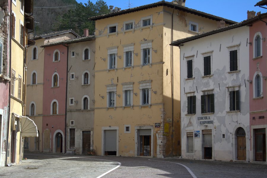 File:Piazza Visso.jpg
