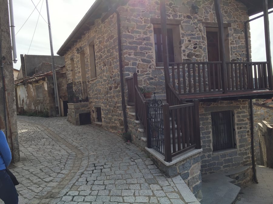 File:Casa in granito Sorgono.jpg