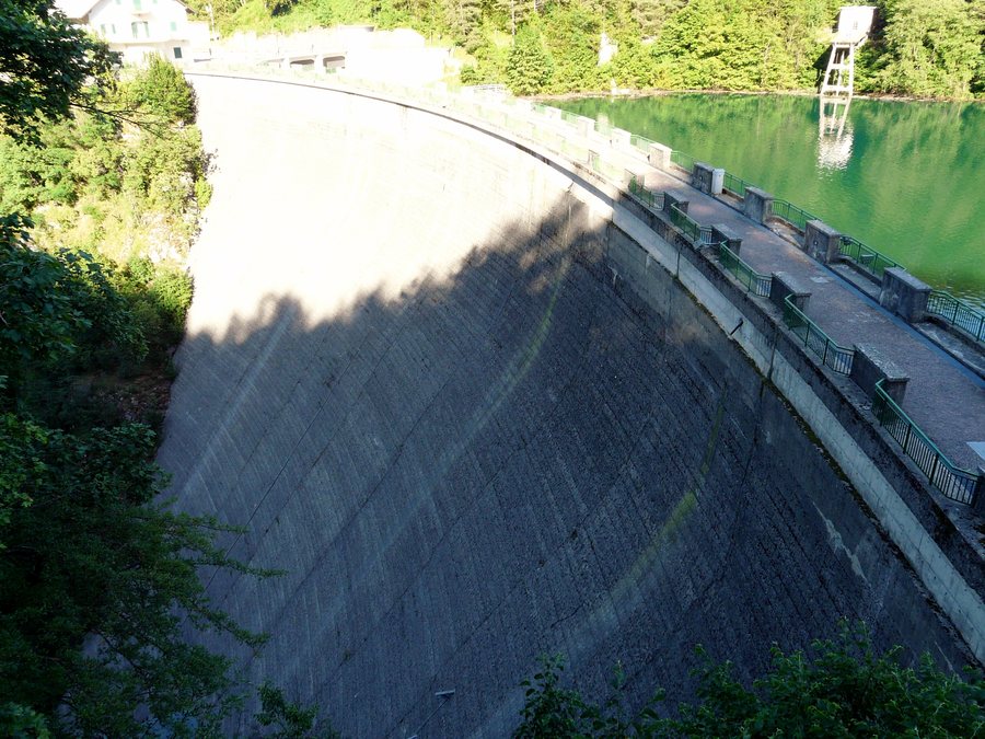 File:Lago di Vagli (Vagli Sotto)-diga1.jpg