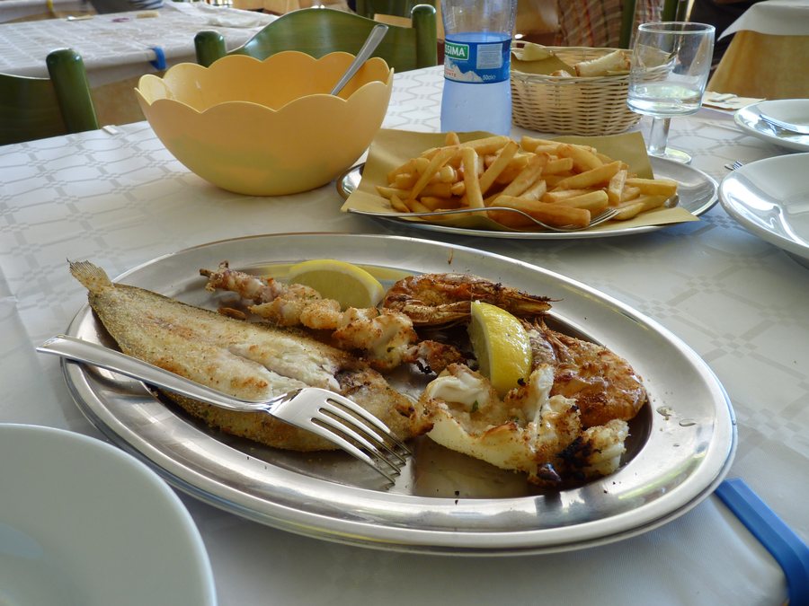 File:Fish and Chips (Trattoria da Antonia, Marina Palmense, Italy).jpg
