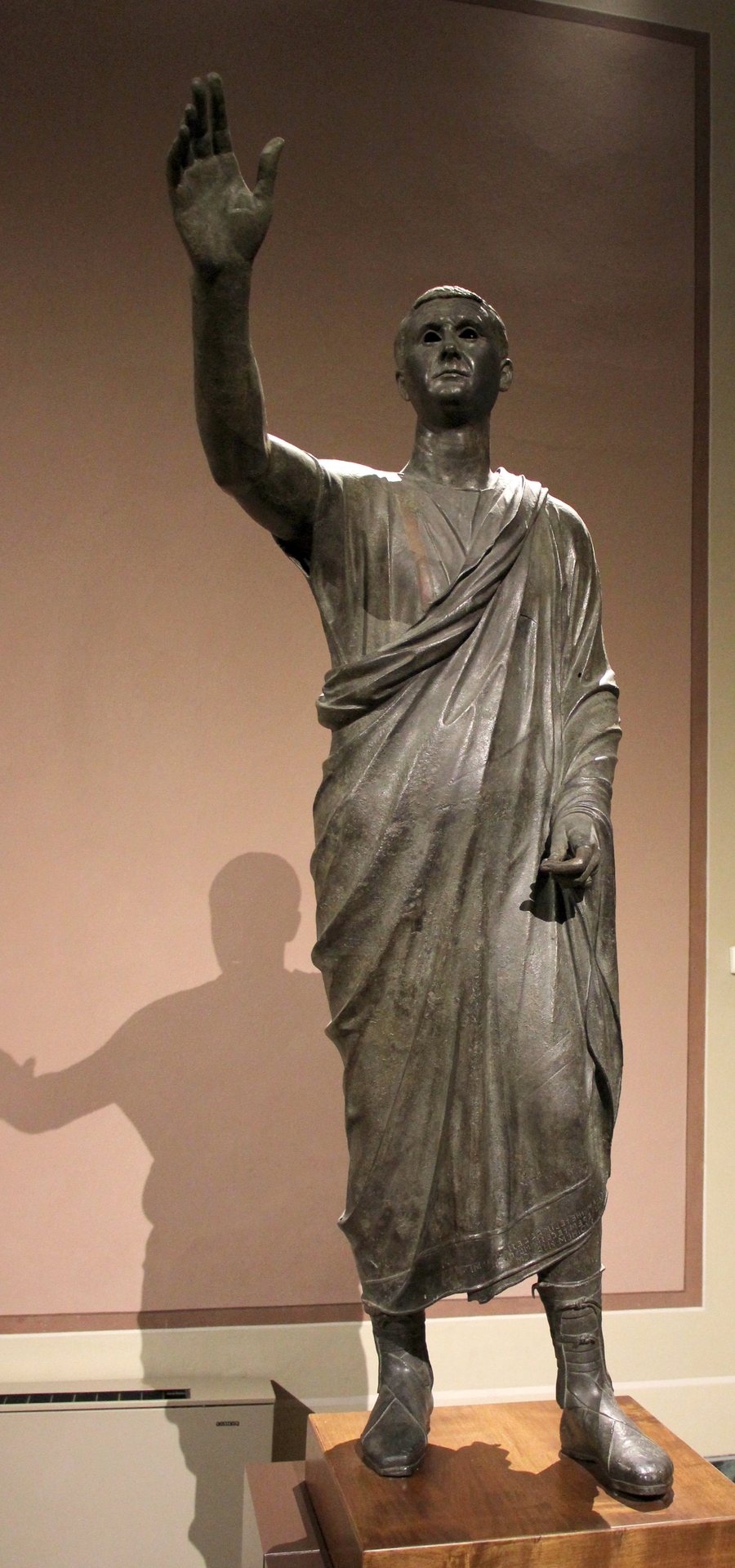 File:Maestranze etrusche, arringatore, 110-90 ac. ca., da sanguineto a tuoro sul trasimeno 01.jpg