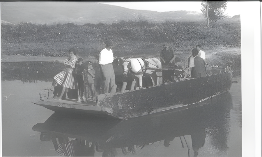 File:Deruta Fanciullata La Barca anni '50.png