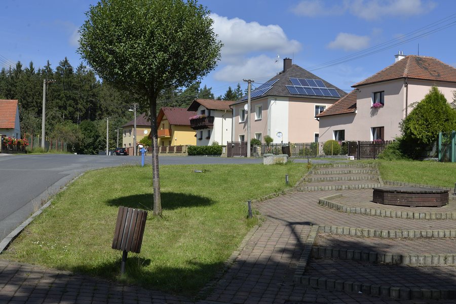 File:Hradčany (Chlumčany) 01.jpg