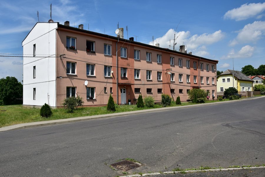 File:Čichalov 2021-06-27 Bytový dům.jpg